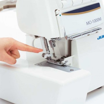 Juki mo 1000 naaldinrijgen stap1